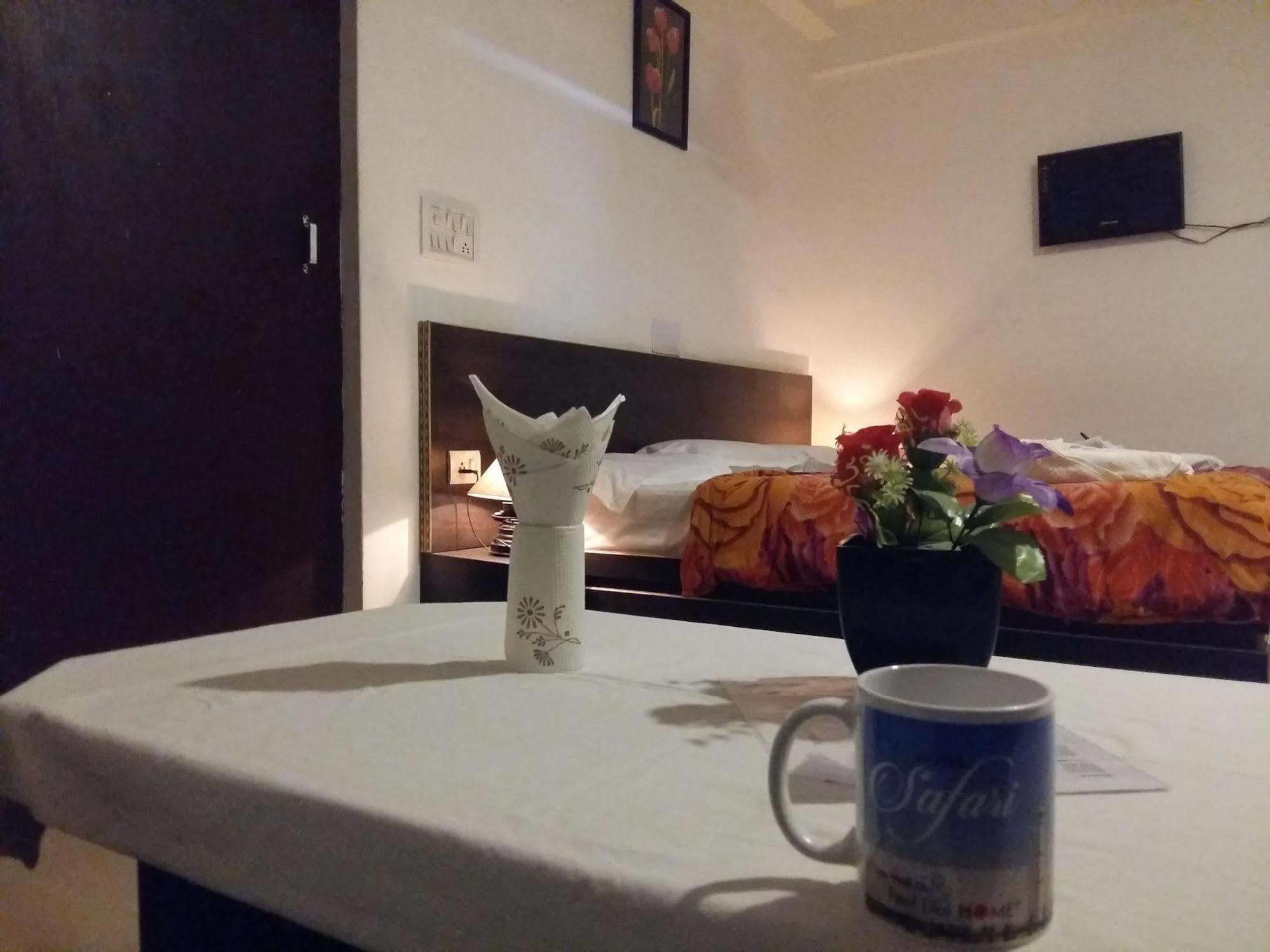 Hotel Safari Agra  Bagian luar foto