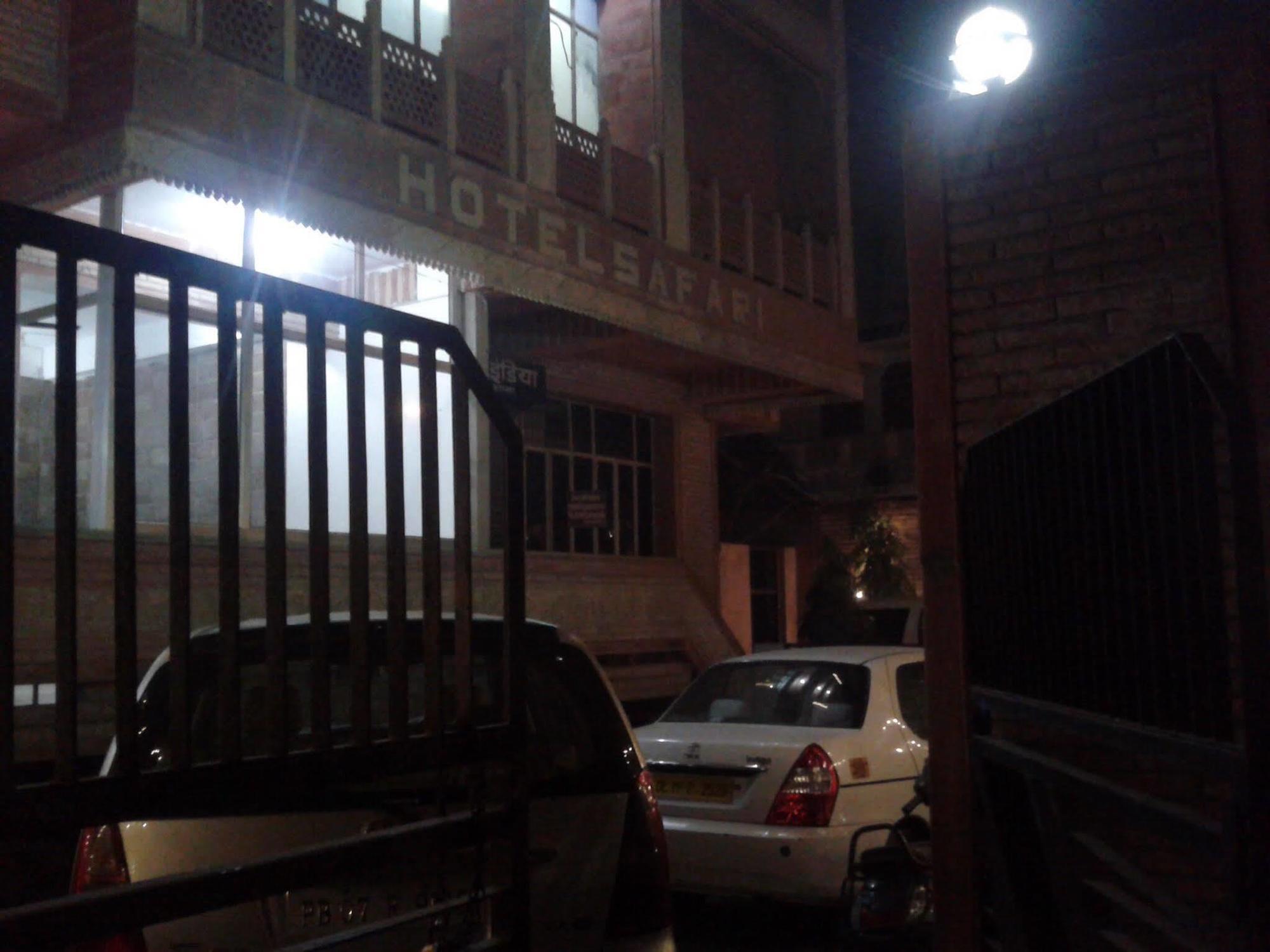 Hotel Safari Agra  Bagian luar foto